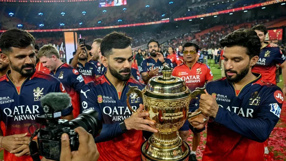 Virat Kohli with IPL trophy. Image Credits: AFP