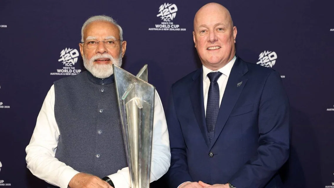 India's PM Narendra Modi (L) and New Zealand's PM With T20 World Cup Trophy (Source: AFP Photos)