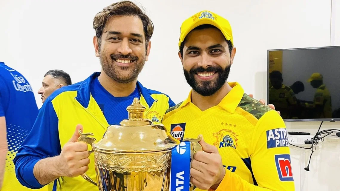 Ravindra Jadeja and MS Dhoni with CSK's 5th IPL trophy | PC- X.com