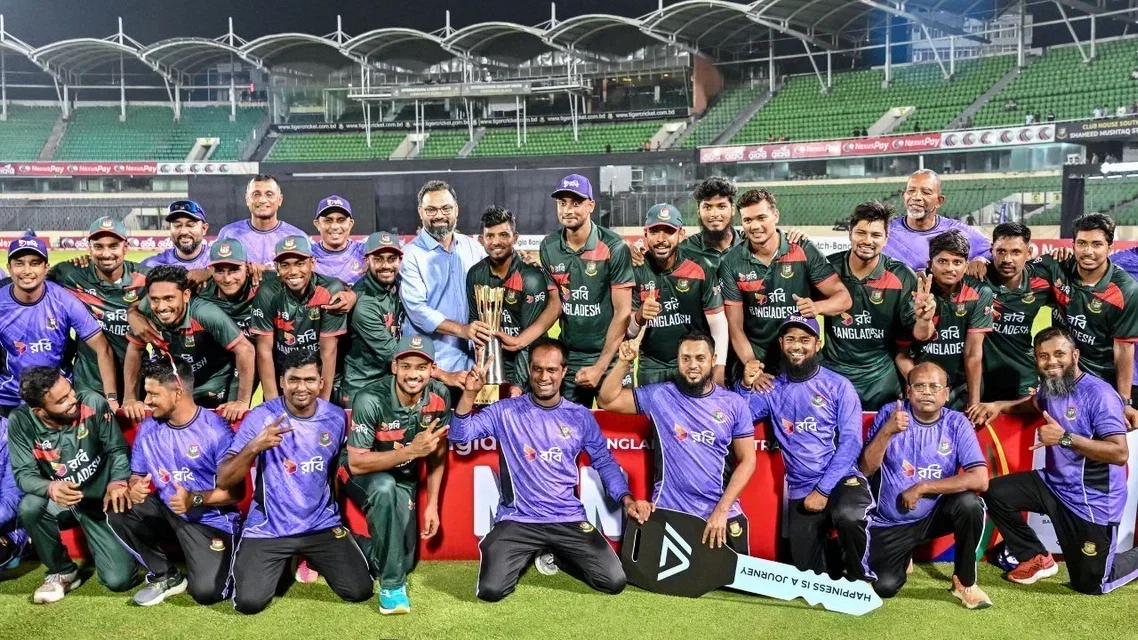 Bangladesh players celebrating with the trophy (Source: AFP Photos)