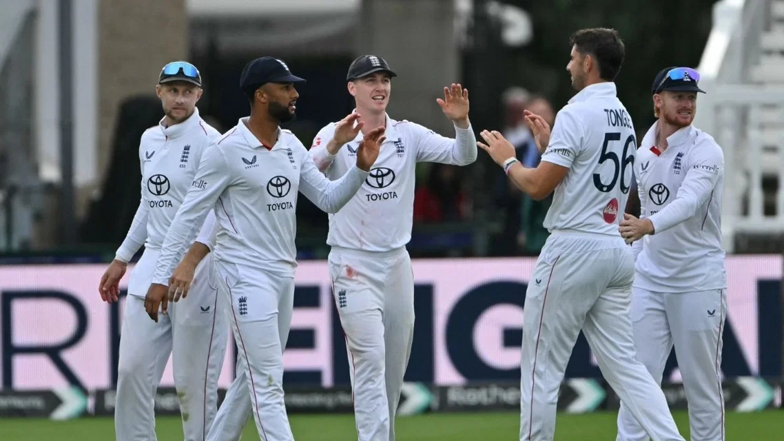 England defeated Pakistan by 194 runs [Source: AFP]
