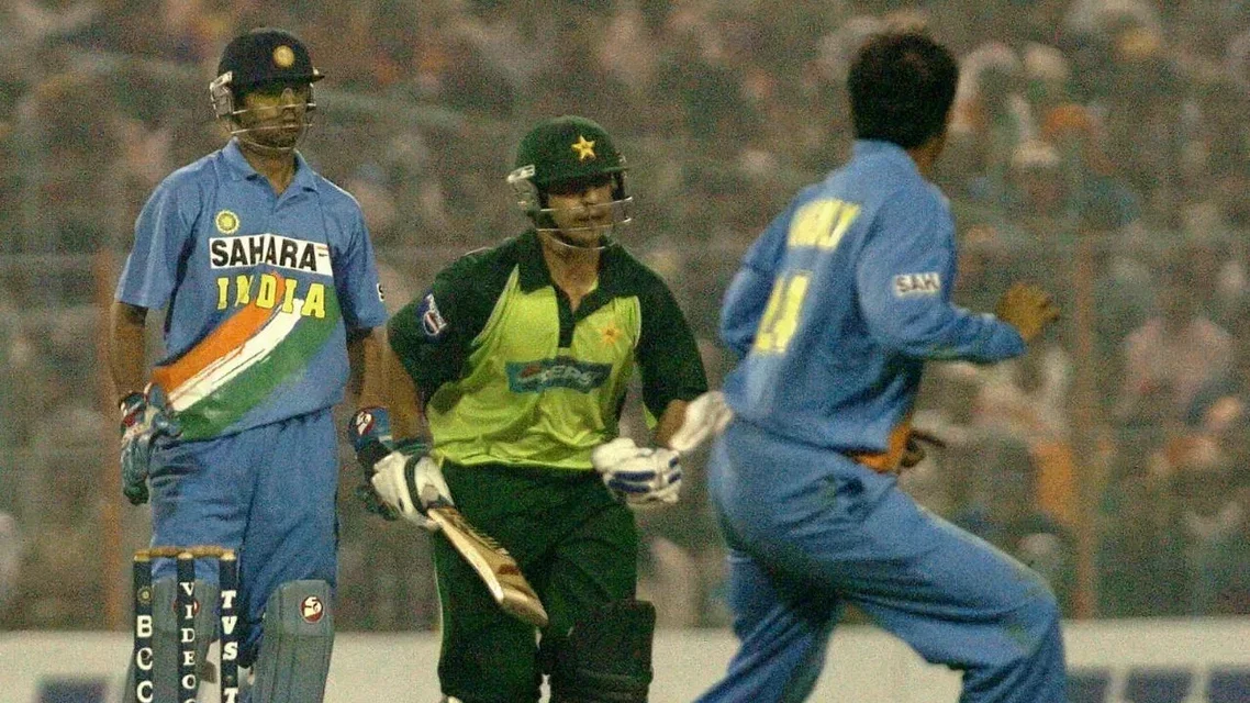 BCCI Platinum Jubilee 2004/05 Match between India and Pakistan at Eden Gardens (Source: AFP)