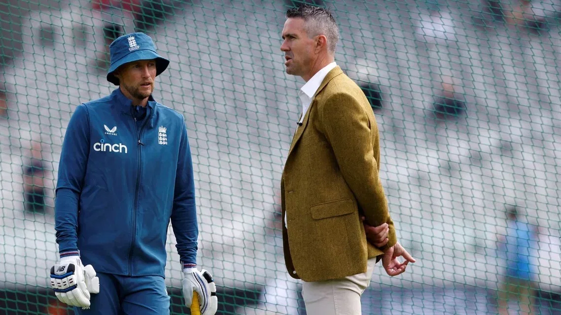 Kevin Pietersen with England Test captain Joe Root (Source: AFP)