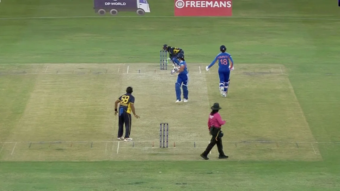 Smriti Mandhana left dumbfounded in the middle [Source: screengrab/x]