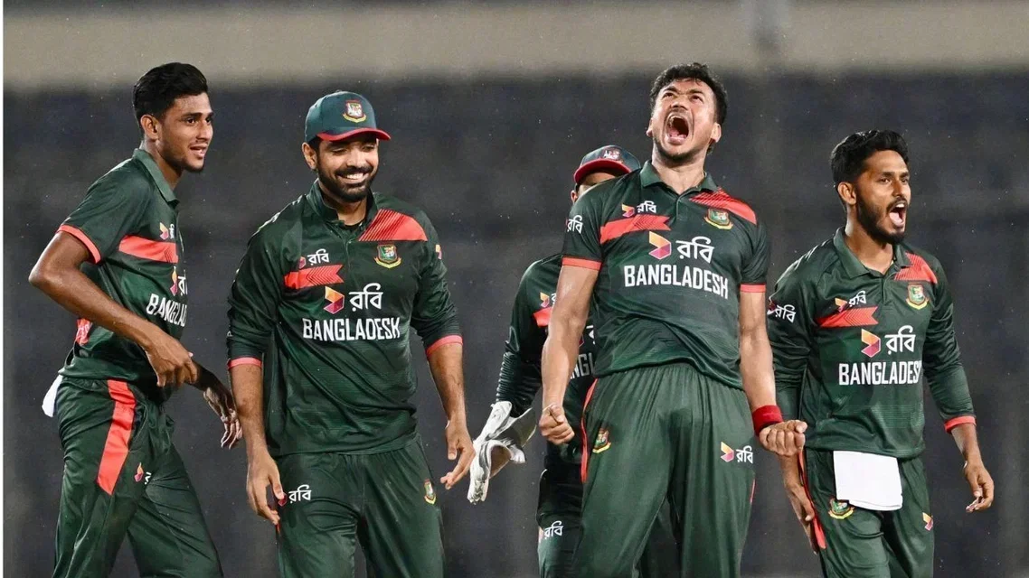 Taskin Ahmed snapped 3/42 vs ZIM at Abu Dhabi | PC- AFP