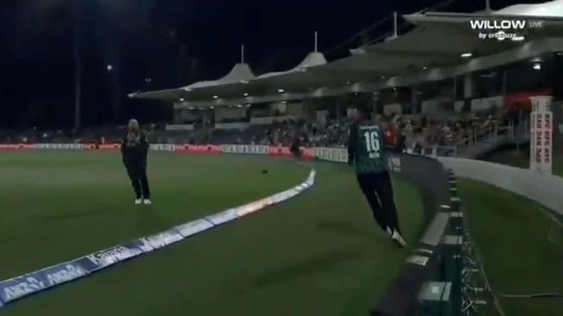 Finn Allen, Daryl Mitchell complete a fine rely catch | PC- Screengrab