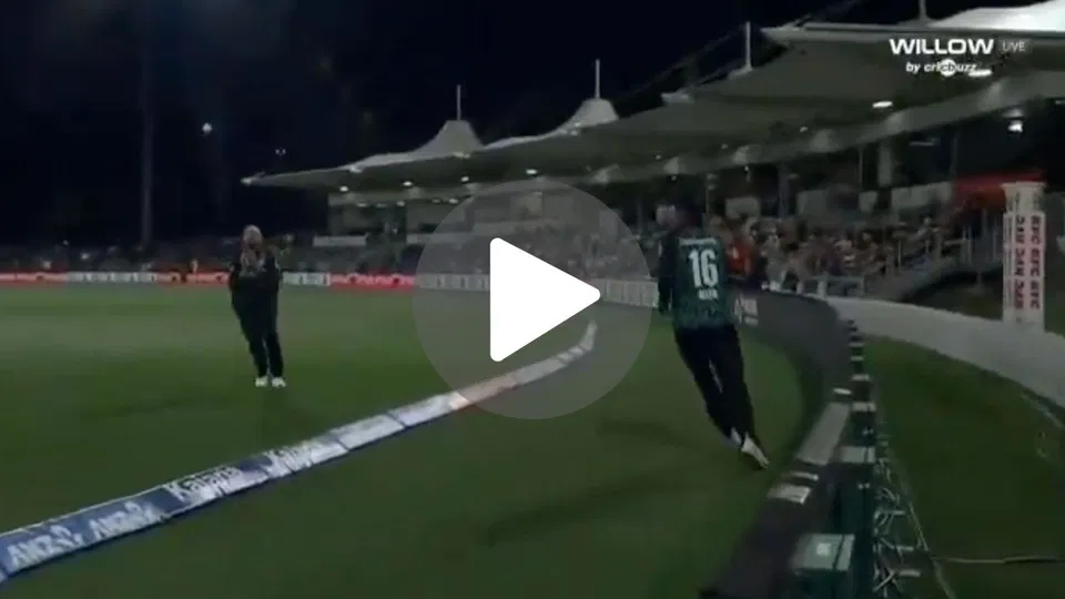 Watch- Finn Allen, Daryl Mitchell Combine To Stun Axar Patel With A Brilliant Relay Catch